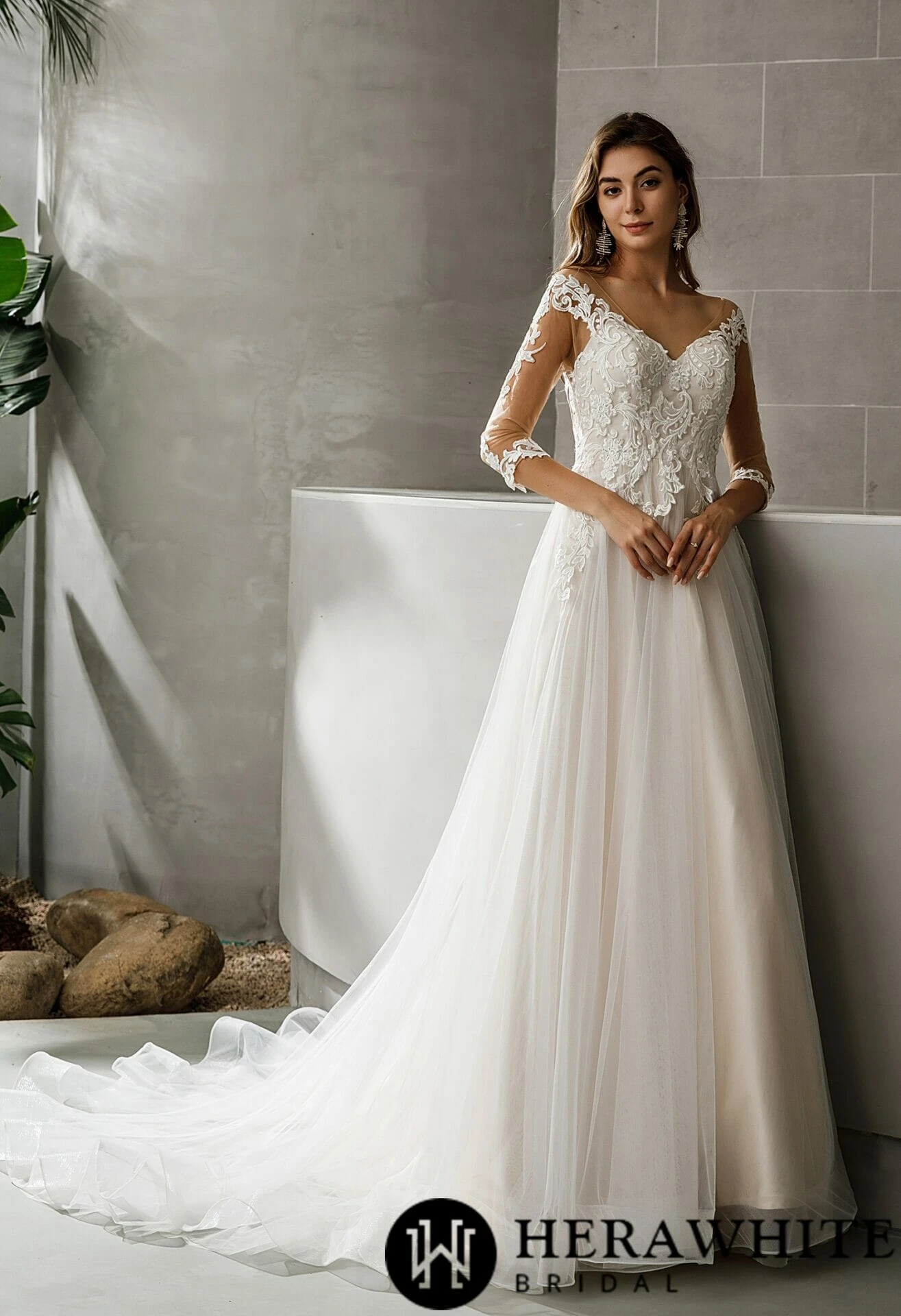 Robe de mariée en dentelle avec manches 3/4 illusion Robe De Mariée En Dentelle Avec Manches 3/4 Illusion -Soiree Blanche Boutique 0a689b2e29