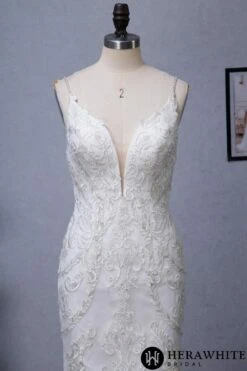 Robe De Mariée Col V Plongeant Dentelle Brodée Argentée Avec Traîne 8 Robe De Mariée Col V Plongeant Dentelle Brodée Argentée Avec Traîne -Soiree Blanche Boutique 0c929a9fc4 scaled 1