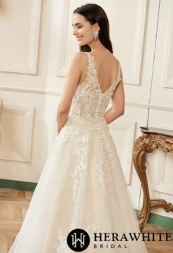 Robe De Mariée A Décolleté V Et Bretelles En Dentelle -Soiree Blanche Boutique 0d46c57065