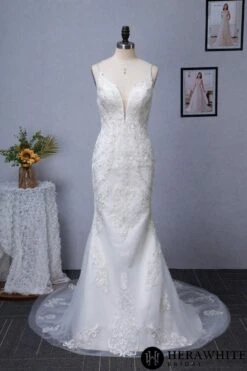 Robe De Mariée Col V Plongeant Dentelle Brodée Argentée Avec Traîne 7 Robe De Mariée Col V Plongeant Dentelle Brodée Argentée Avec Traîne -Soiree Blanche Boutique 0e5ca0522f scaled 1
