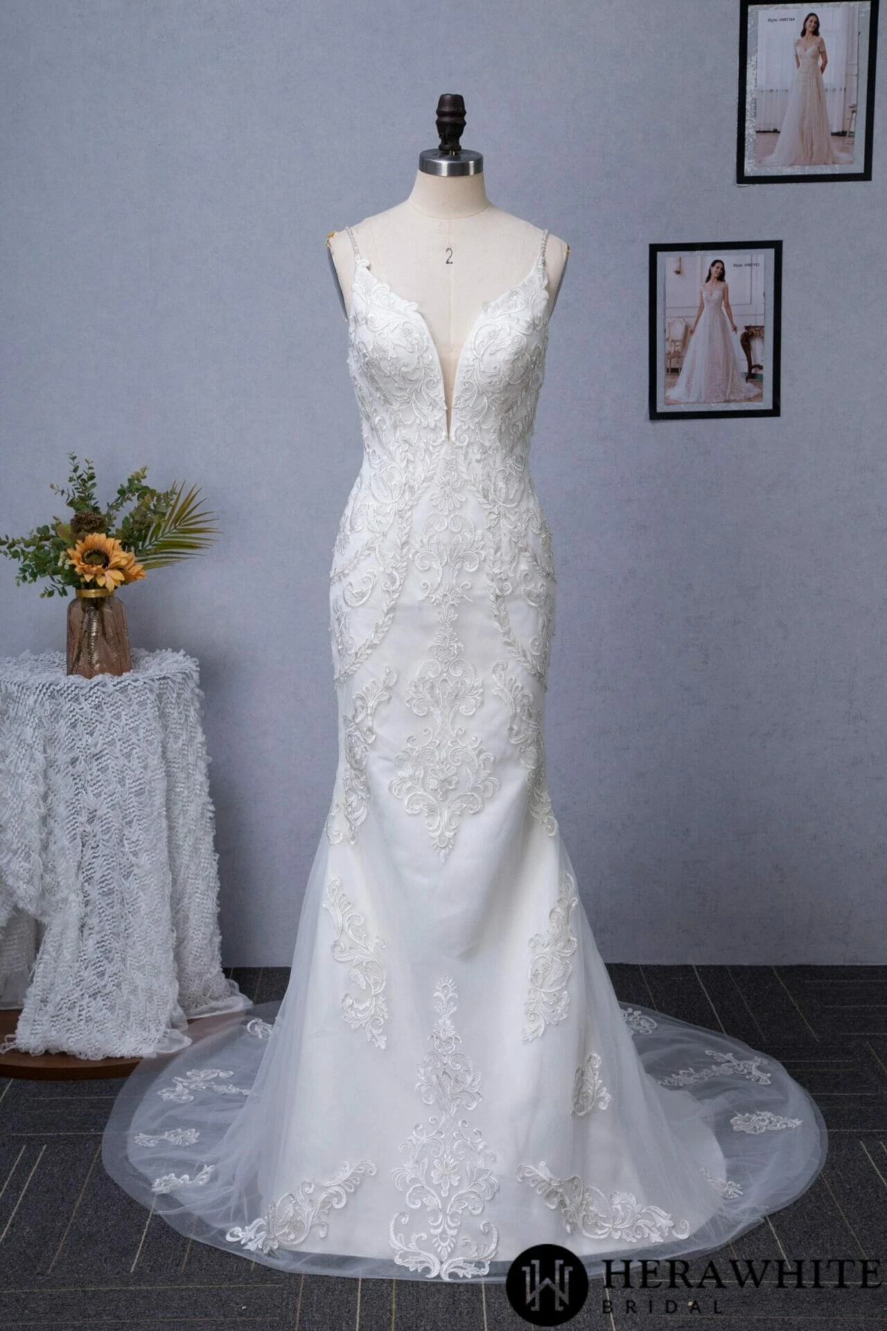 Robe de mariée col V plongeant dentelle brodée argentée avec traîne Robe De Mariée Col V Plongeant Dentelle Brodée Argentée Avec Traîne -Soiree Blanche Boutique 0e5ca0522f scaled 1