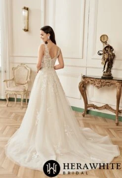 Robe De Mariée A Décolleté V Et Bretelles En Dentelle -Soiree Blanche Boutique 121e624df2