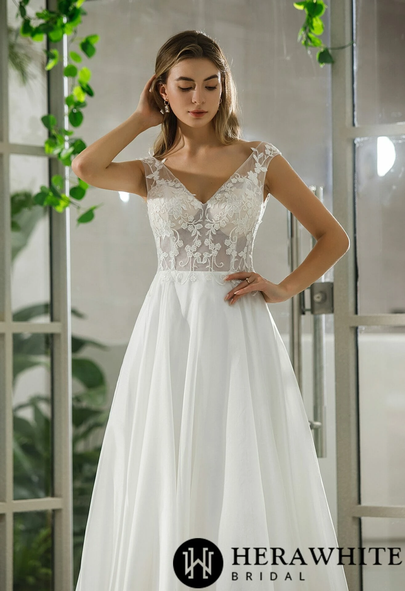 Robe de mariée sans manches en organza et dentelle à effet d’illusion Robe De Mariée Sans Manches En Organza Et Dentelle à Effet D’illusion -Soiree Blanche Boutique 1b32b2496e