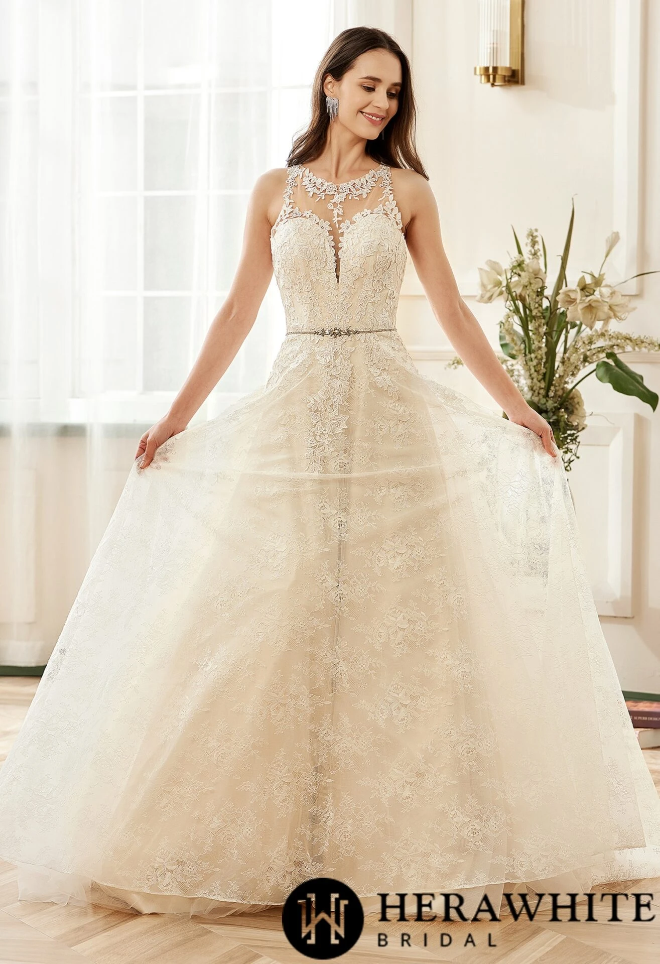 Robe de mariée en tulle et dentelle à encolure ras-du-cou et illusion Robe De Mariée En Tulle Et Dentelle à Encolure Ras-du-cou Et Illusion -Soiree Blanche Boutique 1c9ae12681
