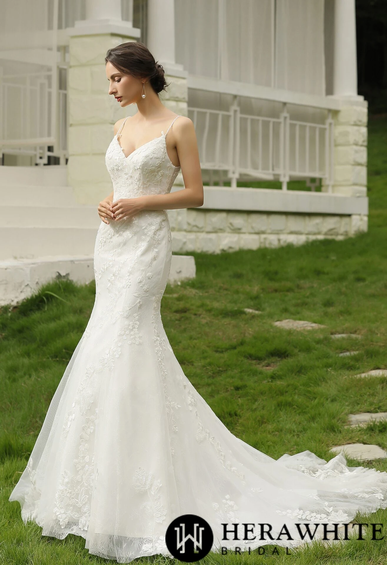 Robe de mariée ajustée à bretelles spaghetti avec perlage Robe De Mariée Ajustée à Bretelles Spaghetti Avec Perlage -Soiree Blanche Boutique 1e99fc5218