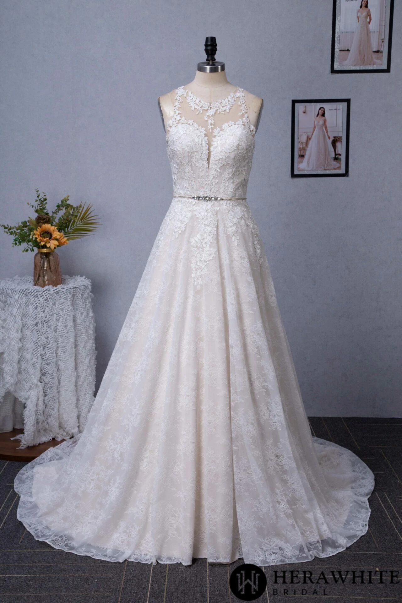 Robe de mariée en tulle et dentelle à encolure ras-du-cou et illusion Robe De Mariée En Tulle Et Dentelle à Encolure Ras-du-cou Et Illusion -Soiree Blanche Boutique 29400da3e1 scaled 1