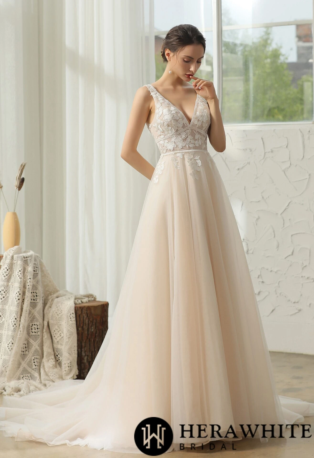 Robe de mariée moderne en dentelle florale bohème Robe De Mariée Moderne En Dentelle Florale Bohème -Soiree Blanche Boutique 29ea0ba0ef