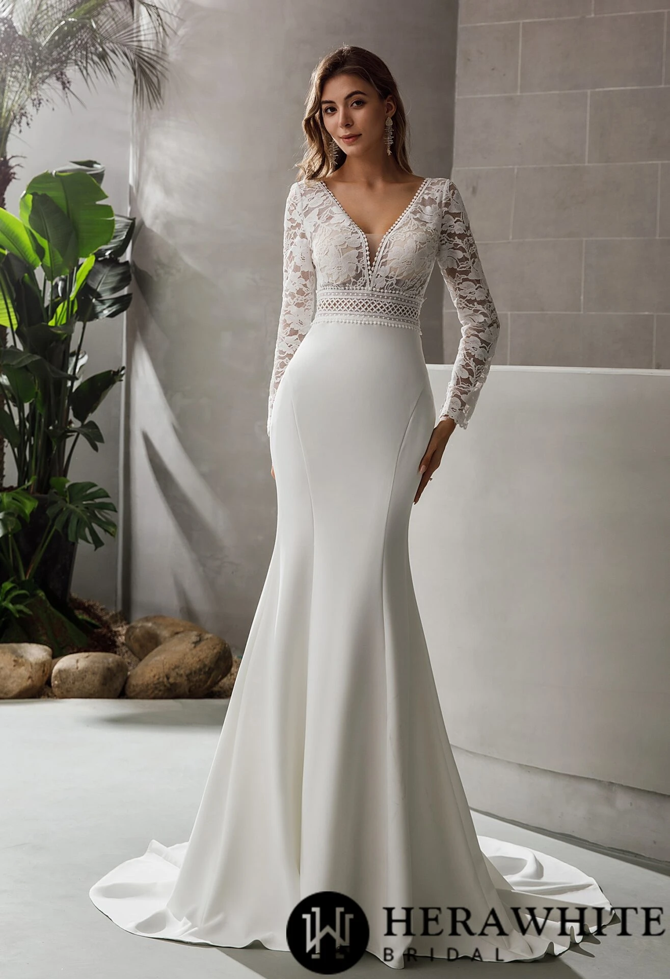 Robe de mariée en crêpe à manches longues et col V plongeant Robe De Mariée En Crêpe à Manches Longues Et Col V Plongeant -Soiree Blanche Boutique 2ed9b594d1