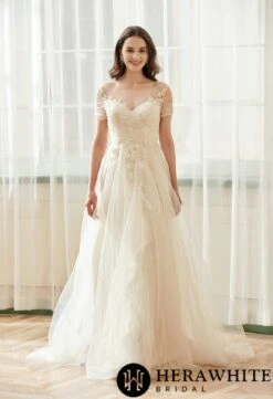 Robe De Mariée Romantique à Corsage Plissé En Tulle Avec Illusion Sur L’épaule 5 Robe De Mariée Romantique à Corsage Plissé En Tulle Avec Illusion Sur L’épaule -Soiree Blanche Boutique 31f8e818a7