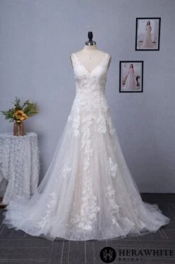Robe De Mariée Romantique à Encolure En V Avec Appliques Florales -Soiree Blanche Boutique 35fd8e02c0 scaled 1
