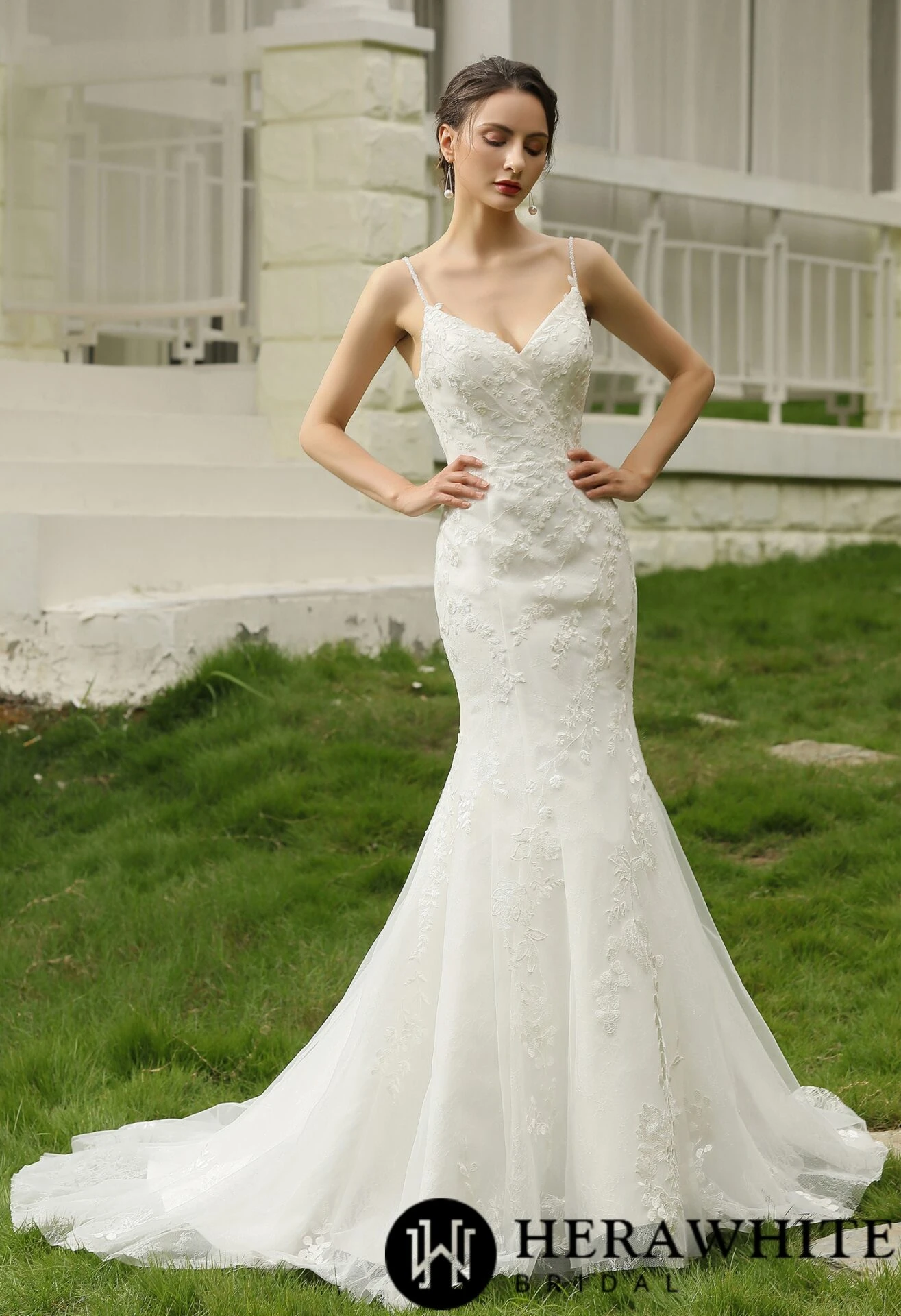 Robe de mariée ajustée à bretelles spaghetti avec perlage Robe De Mariée Ajustée à Bretelles Spaghetti Avec Perlage -Soiree Blanche Boutique 38bde63ab7