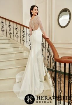 Robe De Mariée En Crêpe Avec Encolure Bateau Traîne Et Dos En Perles D’illusion -Soiree Blanche Boutique 38ecd548c7
