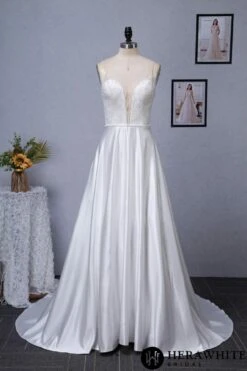 Robe De Mariée En Satin Perlé à Décolleté En V Profond Et Poches En Ligne A 7 Robe De Mariée En Satin Perlé à Décolleté En V Profond Et Poches En Ligne A -Soiree Blanche Boutique 3e8cc556be scaled 1