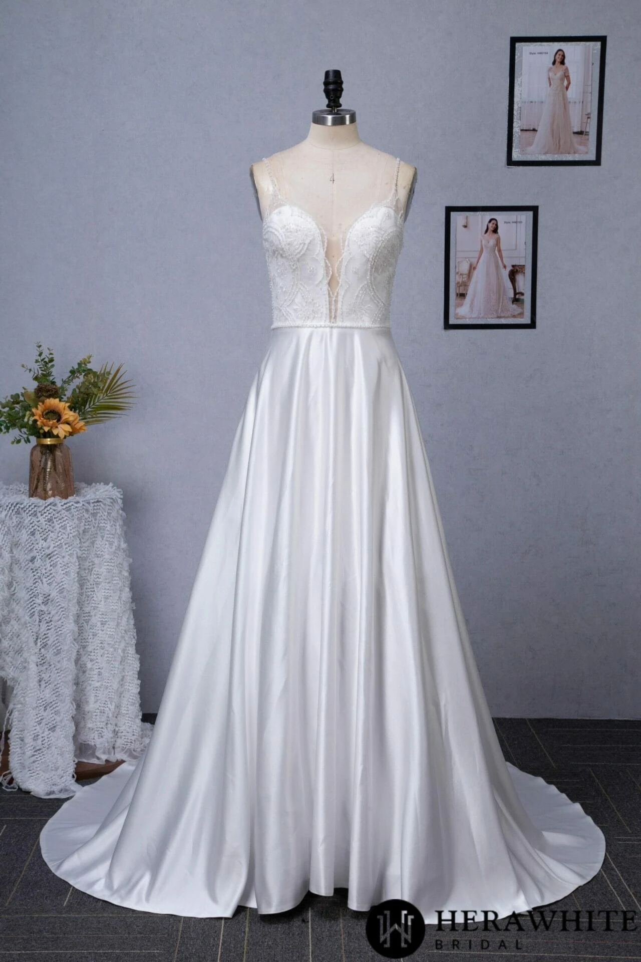 Robe de mariée en satin perlé à décolleté en V profond et poches en ligne A Robe De Mariée En Satin Perlé à Décolleté En V Profond Et Poches En Ligne A -Soiree Blanche Boutique 3e8cc556be scaled 1