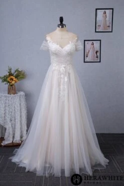 Robe De Mariée Romantique à Corsage Plissé En Tulle Avec Illusion Sur L’épaule 7 Robe De Mariée Romantique à Corsage Plissé En Tulle Avec Illusion Sur L’épaule -Soiree Blanche Boutique 42a6f3c9e4 scaled 1