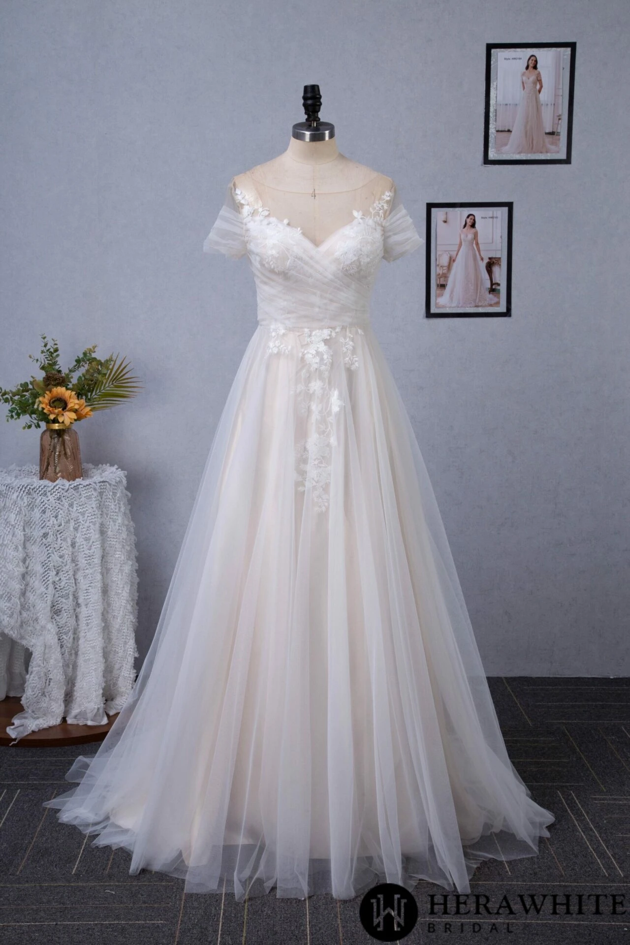 Robe de mariée romantique à corsage plissé en tulle avec illusion sur l’épaule Robe De Mariée Romantique à Corsage Plissé En Tulle Avec Illusion Sur L’épaule -Soiree Blanche Boutique 42a6f3c9e4 scaled 1