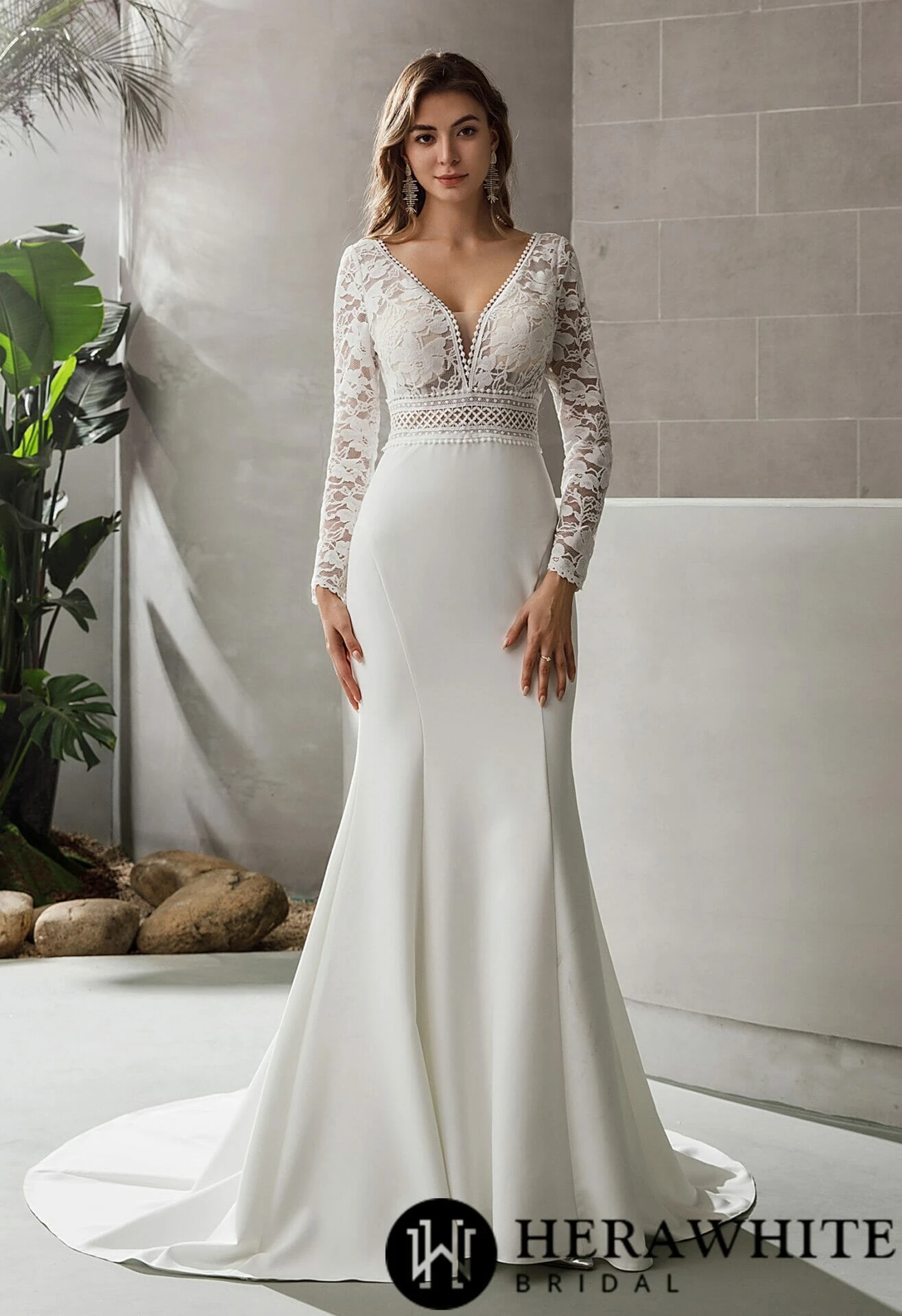 Robe de mariée en crêpe à manches longues et col V plongeant Robe De Mariée En Crêpe à Manches Longues Et Col V Plongeant -Soiree Blanche Boutique 47315feca6