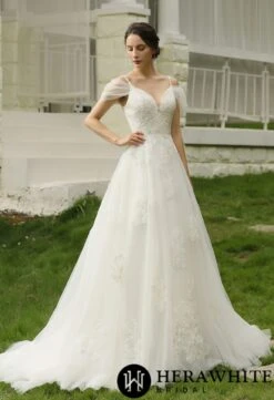 Robe De Mariée Romantique En Dentelle Pailletée à Manches Courtes -Soiree Blanche Boutique 48d9b032d3