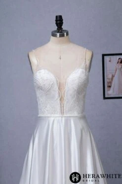 Robe De Mariée En Satin Perlé à Décolleté En V Profond Et Poches En Ligne A 8 Robe De Mariée En Satin Perlé à Décolleté En V Profond Et Poches En Ligne A -Soiree Blanche Boutique 4e227c11bf scaled 1