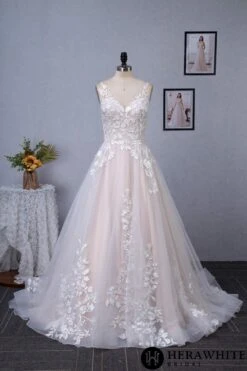 Robe De Mariée Rose Nude En Ligne A Avec Détails Floraux Et Bretelles D’illusion -Soiree Blanche Boutique 5871972ba8 scaled 1
