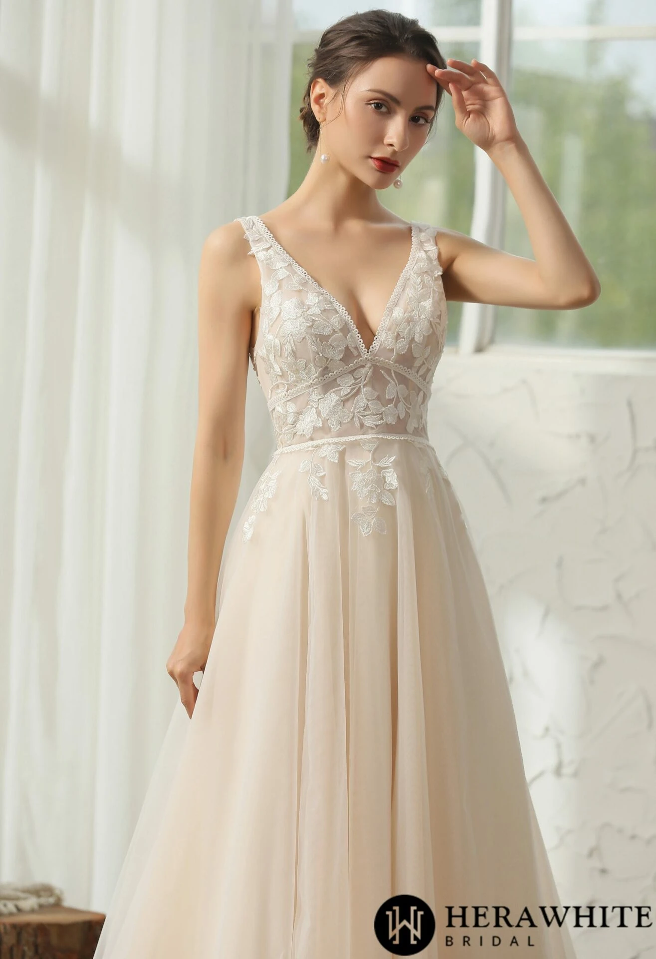 Robe de mariée moderne en dentelle florale bohème Robe De Mariée Moderne En Dentelle Florale Bohème -Soiree Blanche Boutique 5d56cd19ec scaled 1
