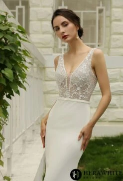 Robe De Mariée Simple Col V 4 Robe De Mariée Simple Col V -Soiree Blanche Boutique 5db0525d92 scaled 1