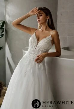 Robe De Mariée Longue En Dentelle Col En V Et Bretelles Perlées -Soiree Blanche Boutique 6058b5666f