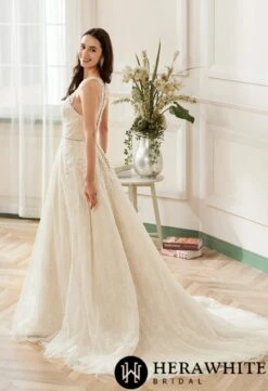 Robe De Mariée En Tulle Et Dentelle à Encolure Ras-du-cou Et Illusion 5 Robe De Mariée En Tulle Et Dentelle à Encolure Ras-du-cou Et Illusion -Soiree Blanche Boutique 61b1a03eb5