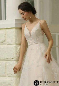 Robe De Mariée Simple à Motifs Floraux Pailletés -Soiree Blanche Boutique 634cb07ef5 scaled 1