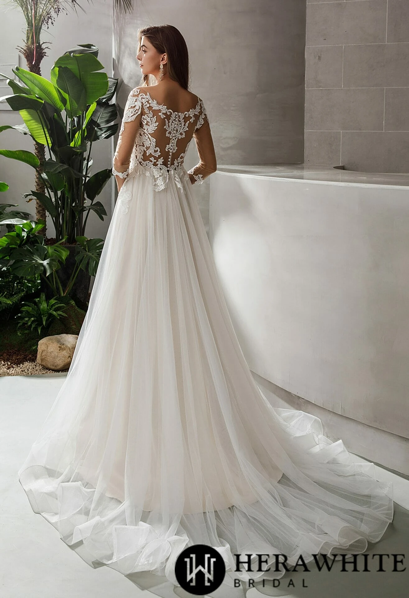 Robe de mariée en dentelle avec manches 3/4 illusion Robe De Mariée En Dentelle Avec Manches 3/4 Illusion -Soiree Blanche Boutique 63c6cd68e3