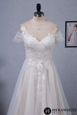 Robe De Mariée Romantique à Corsage Plissé En Tulle Avec Illusion Sur L’épaule 8 Robe De Mariée Romantique à Corsage Plissé En Tulle Avec Illusion Sur L’épaule -Soiree Blanche Boutique 6d96db5f20 scaled 1