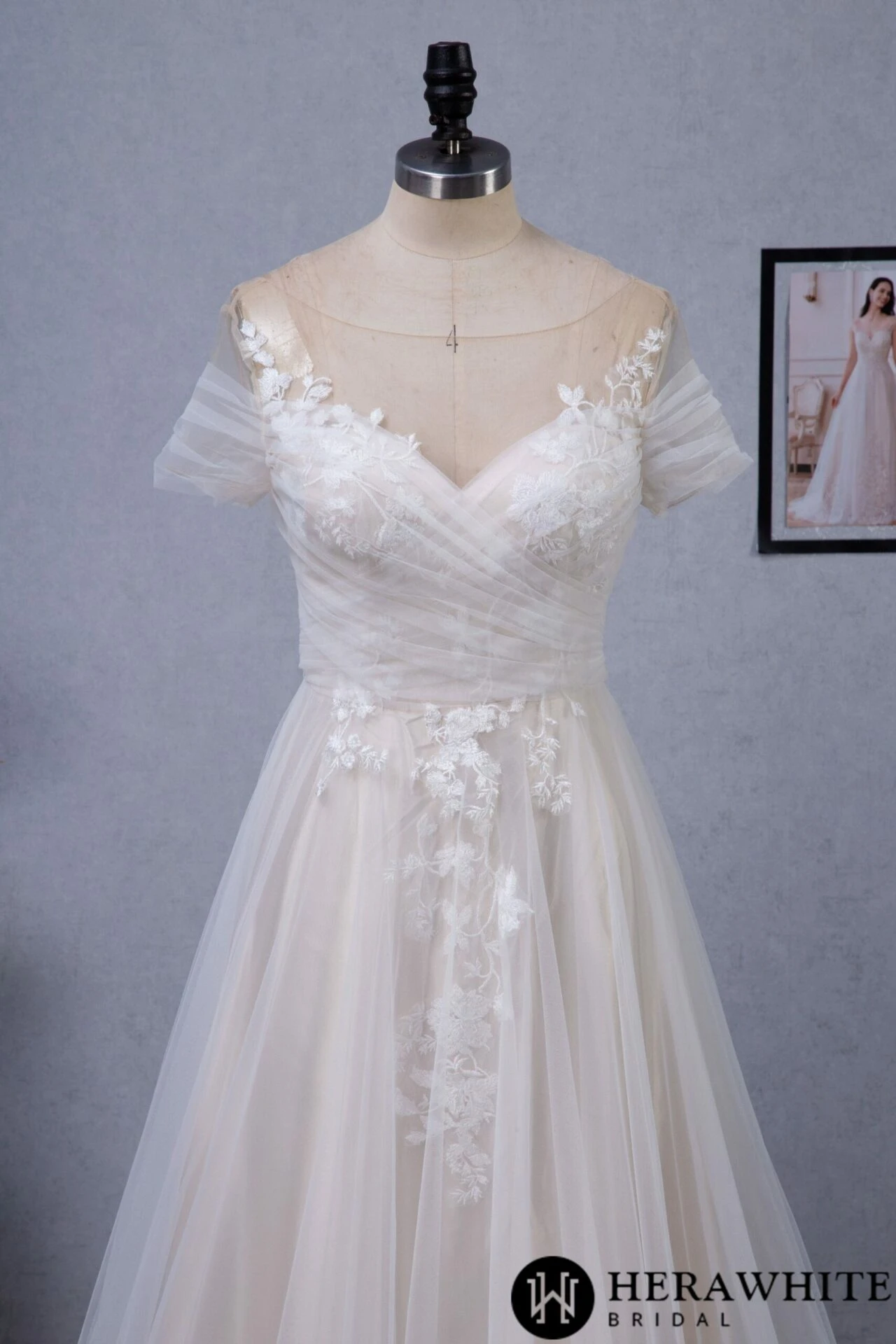 Robe de mariée romantique à corsage plissé en tulle avec illusion sur l’épaule Robe De Mariée Romantique à Corsage Plissé En Tulle Avec Illusion Sur L’épaule -Soiree Blanche Boutique 6d96db5f20 scaled 1