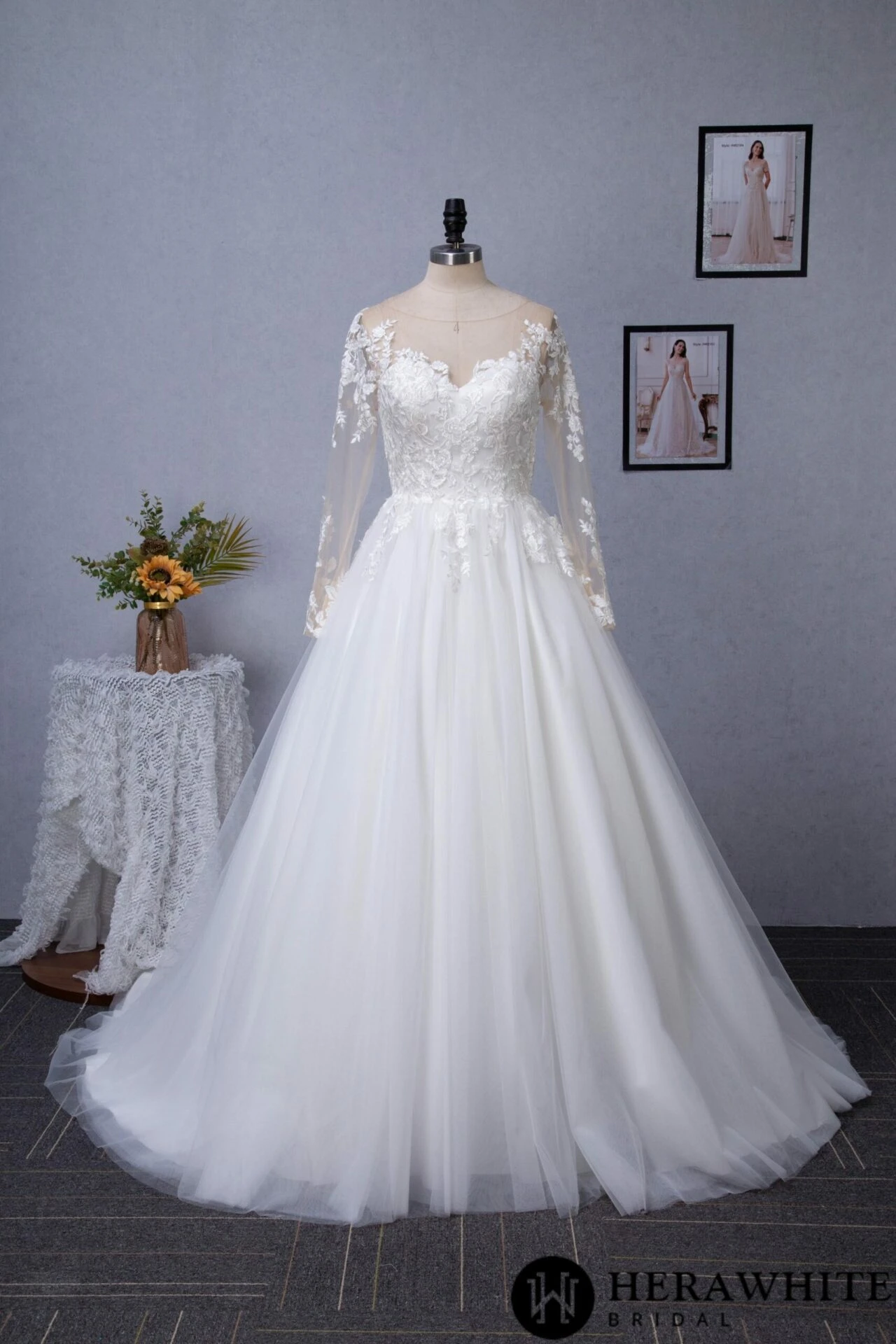 Robe de mariée princesse en dentelle à manches longues et traîne de chapelle en illusion Robe De Mariée Princesse En Dentelle à Manches Longues Et Traîne De Chapelle En Illusion -Soiree Blanche Boutique 71550fbdb4 scaled 1