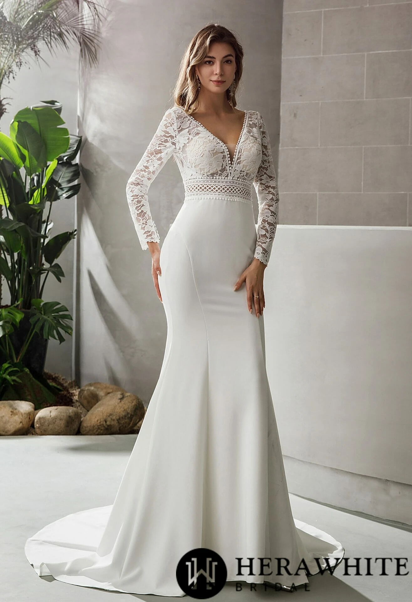 Robe de mariée en crêpe à manches longues et col V plongeant Robe De Mariée En Crêpe à Manches Longues Et Col V Plongeant -Soiree Blanche Boutique 745a91733b