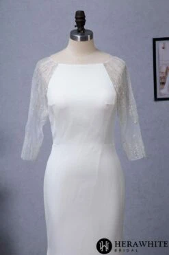 Robe De Mariée En Crêpe Avec Encolure Bateau Traîne Et Dos En Perles D’illusion -Soiree Blanche Boutique 91db81f303 scaled 1