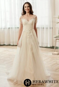 Robe De Mariée Romantique à Corsage Plissé En Tulle Avec Illusion Sur L’épaule 3 Robe De Mariée Romantique à Corsage Plissé En Tulle Avec Illusion Sur L’épaule -Soiree Blanche Boutique 9582549c55