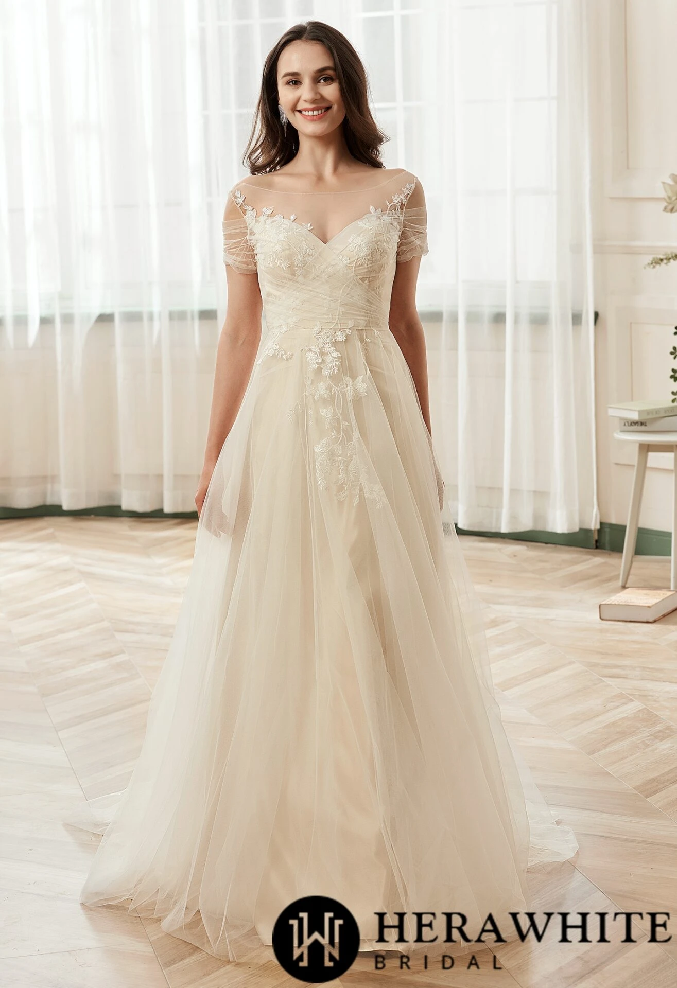 Robe de mariée romantique à corsage plissé en tulle avec illusion sur l’épaule Robe De Mariée Romantique à Corsage Plissé En Tulle Avec Illusion Sur L’épaule -Soiree Blanche Boutique 9582549c55