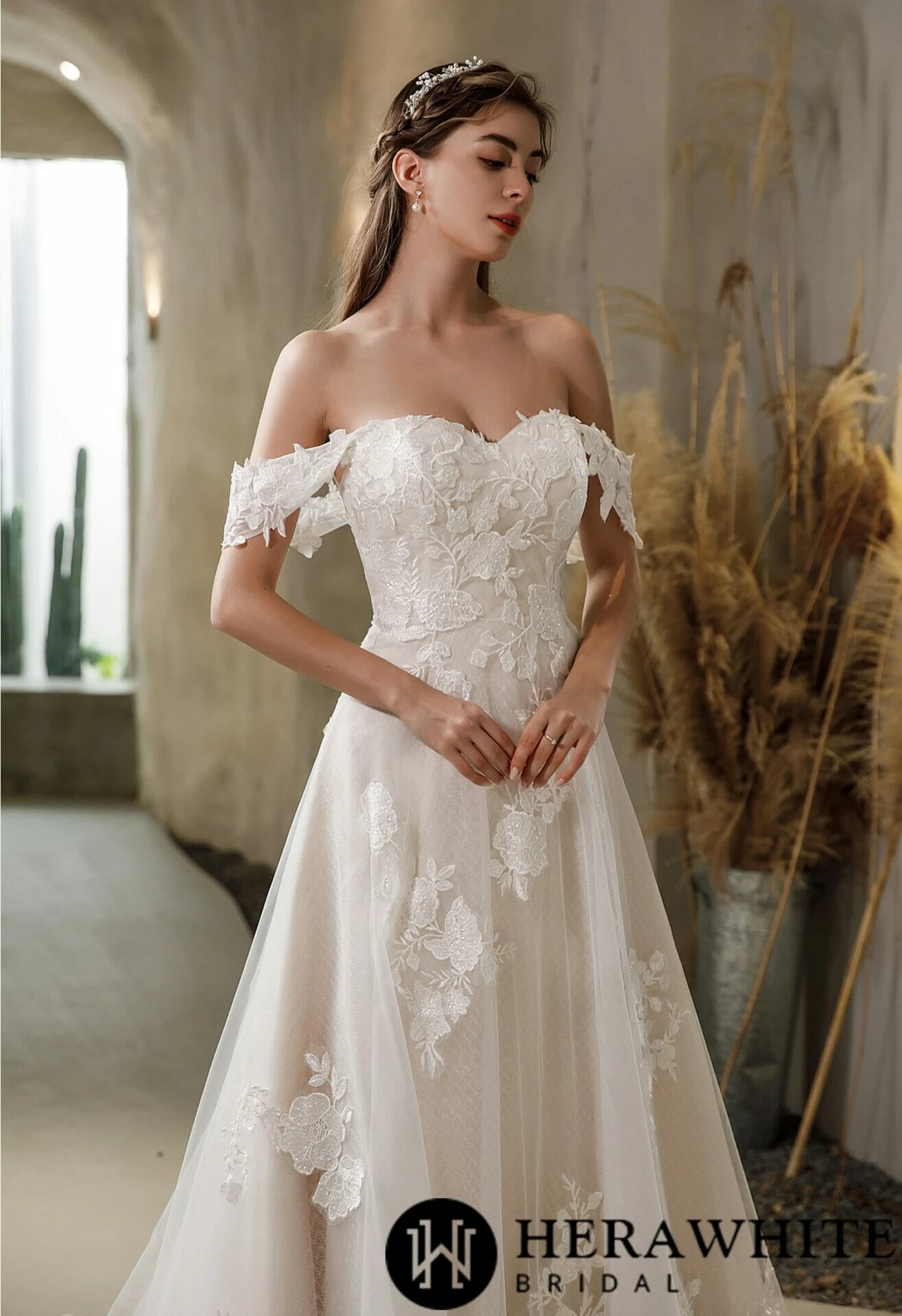 Robe de mariée en dentelle florale avec bretelles détachables aux épaules Robe De Mariée En Dentelle Florale Avec Bretelles Détachables Aux épaules -Soiree Blanche Boutique 9b2ab96cdf
