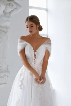 Robe De Mariée Princesse Fleurie Manche Tombante Blanche 7 Robe De Mariée Princesse Fleurie Manche Tombante Blanche -Soiree Blanche Boutique Alix2