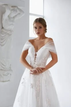 Robe De Mariée Princesse Fleurie Manche Tombante Blanche 4 Robe De Mariée Princesse Fleurie Manche Tombante Blanche -Soiree Blanche Boutique Alix3