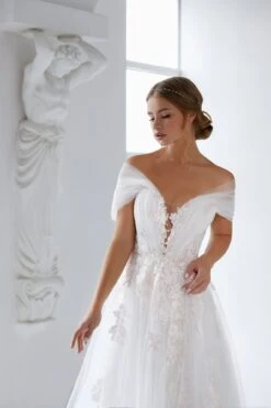 Robe De Mariée Princesse Fleurie Manche Tombante Blanche 8 Robe De Mariée Princesse Fleurie Manche Tombante Blanche -Soiree Blanche Boutique Alix4