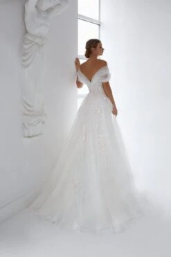 Robe De Mariée Princesse Fleurie Manche Tombante Blanche 6 Robe De Mariée Princesse Fleurie Manche Tombante Blanche -Soiree Blanche Boutique Alix5