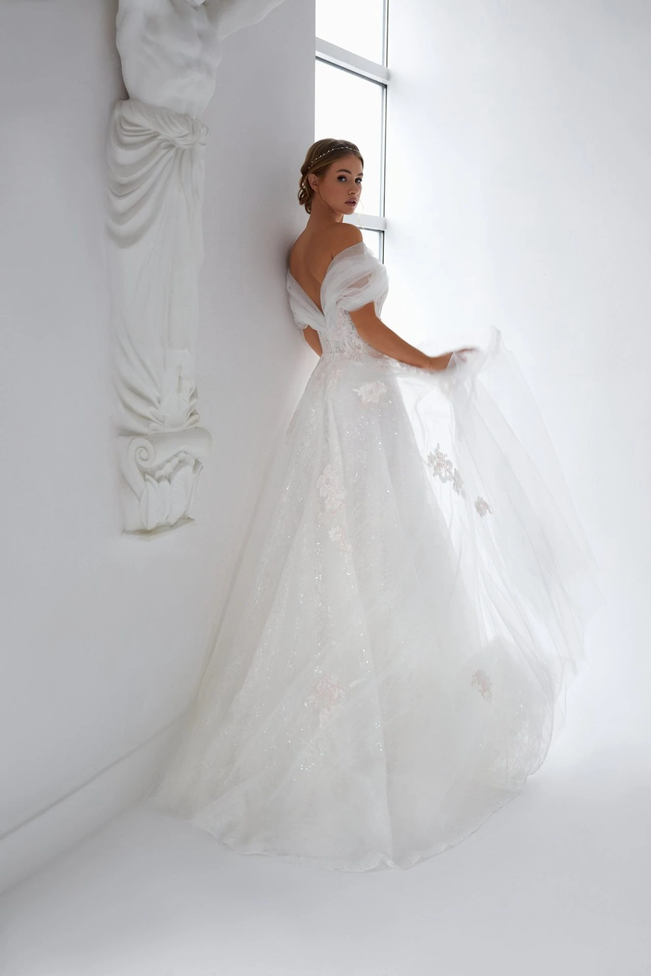 Robe De Mariée Princesse Fleurie Manche Tombante Blanche Robe De Mariée Princesse Fleurie Manche Tombante Blanche -Soiree Blanche Boutique