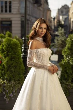 Robe De Mariée Princesse Col Bardot 4 Robe De Mariée Princesse Col Bardot -Soiree Blanche Boutique Robe De Mariee Col Bardot profil