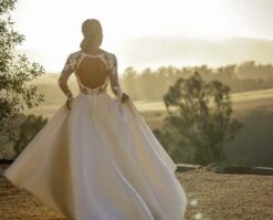 Robe De Mariée Satin Plissé A Traîne Dentellé 6 Robe De Mariée Satin Plissé A Traîne Dentellé -Soiree Blanche Boutique Robe De Mariee Satin Plisse A Traine Dentelle dos entier