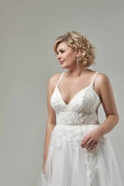 Robe De Mariée Femme Ronde Et Petite -Soiree Blanche Boutique Zara1