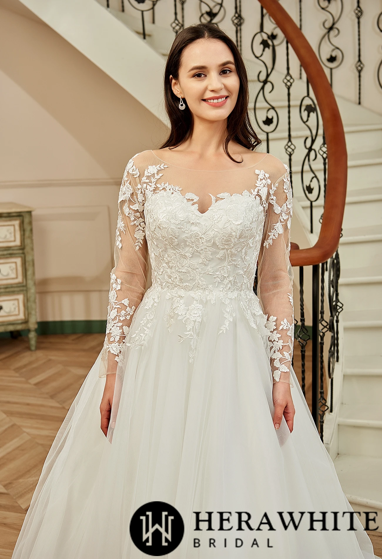 Robe de mariée princesse en dentelle à manches longues et traîne de chapelle en illusion Robe De Mariée Princesse En Dentelle à Manches Longues Et Traîne De Chapelle En Illusion -Soiree Blanche Boutique afe1d475a2
