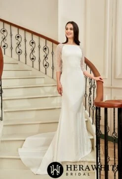 Robe De Mariée En Crêpe Avec Encolure Bateau Traîne Et Dos En Perles D’illusion -Soiree Blanche Boutique b33beef277