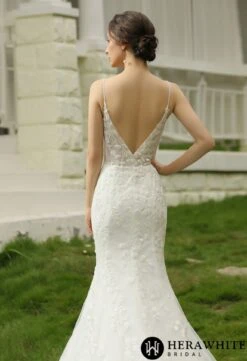 Robe De Mariée Ajustée à Bretelles Spaghetti Avec Perlage 7 Robe De Mariée Ajustée à Bretelles Spaghetti Avec Perlage -Soiree Blanche Boutique b4ddb958c7 scaled 1