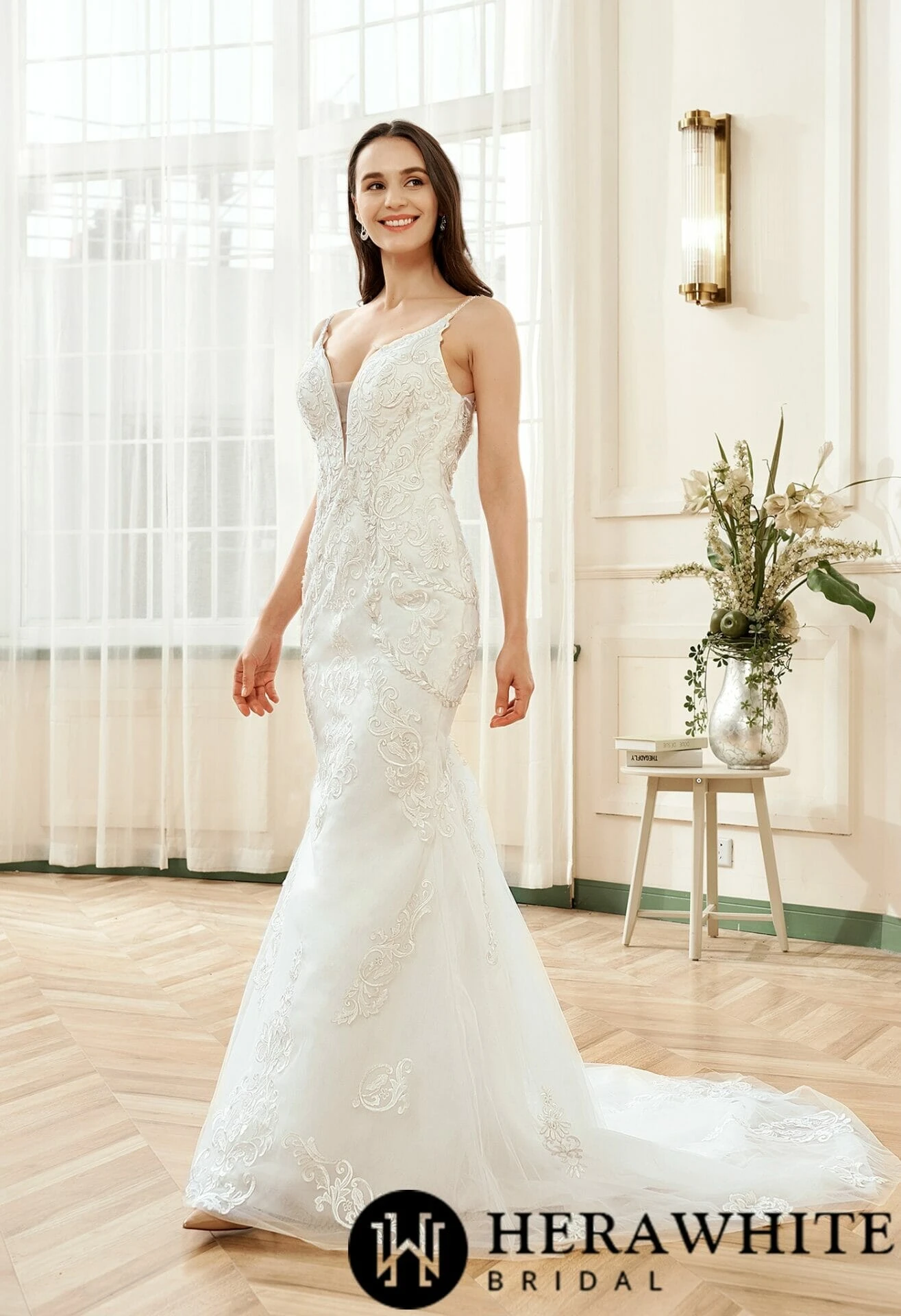Robe de mariée col V plongeant dentelle brodée argentée avec traîne Robe De Mariée Col V Plongeant Dentelle Brodée Argentée Avec Traîne -Soiree Blanche Boutique c0c82cdd5f